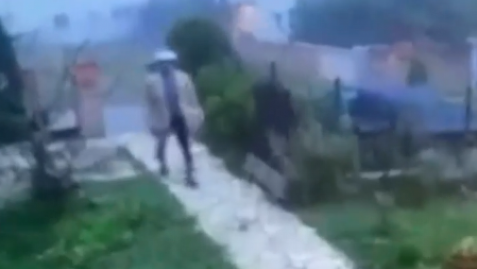 ČOVEK PROBAO DA OBIJE KUĆU NA MILJAKOVCU Kamere ga snimile, ušetao je kao da je njegova