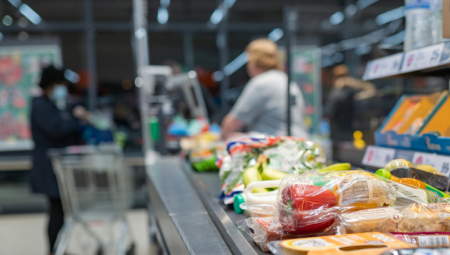 HLEB PLAĆAJU 500 DINARA, OBIČAN SIR PREKO 1000: Cene u ovoj zemlji šokirale devojku, snimila sve (VIDEO)