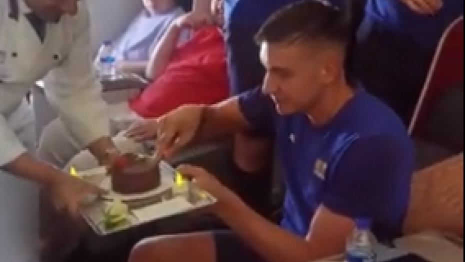 BOGDAN U AVIONU PROSLAVIO ROĐENDAN Evo kako je to izgledalo