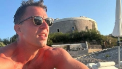 ŽENE ODLEPILE ZA NJIM Voditelj se skinuo, pa pokazao mišićavo telo (FOTO)