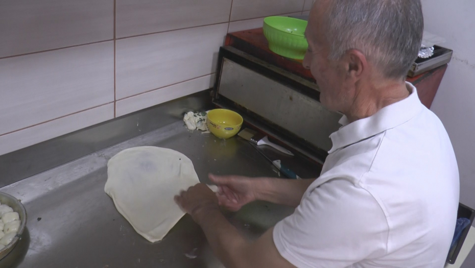NJEGOVE PITE I MANTIJE STIŽU VRUĆE DO AMERIKE I NEMAČKE Mesud je čuveni sjenički majstor skoro pola veka (FOTO)