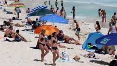 SAMO BOCA, LIMENKE NULA BODOVA Urnebesna fotka, pogledajte kako je jedan turista rešio problem skupih ležaljki