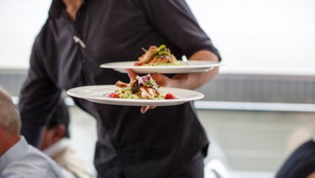 KONOBARI NISU NIČIJE SLUGE Na mrežama se povela rasprava o BAKŠIŠU, komentari samo pljušte