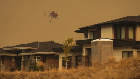 SNIMAK HAOSA U KANADI Vatra guta sve pred sobom (VIDEO)