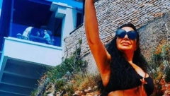 STOJA SE SKINULA U 51. GODINI I POKAZALA SVE Grudi samo što ne iskoče, pevačica legla i istakla atribute! (FOTO)