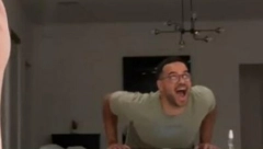 ŽENA UŠLA U KUHINJU U OVOME I "BACILA SE U AKCIJU" O reakciji njenog muža bruje mreže (VIDEO)