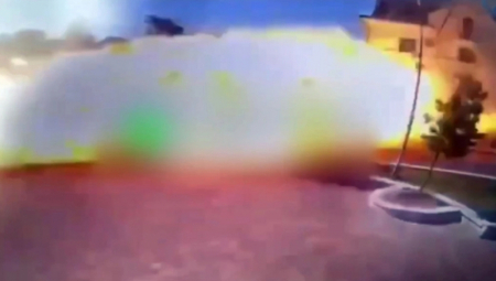 "JEZIVO JE TIHO, ČUJE SE SAMO ŠKRIPA STAKLA NA KRVAVIM ULICAMA" Dramatične scene nakon ruskog napada na centar Černihiva (VIDEO)