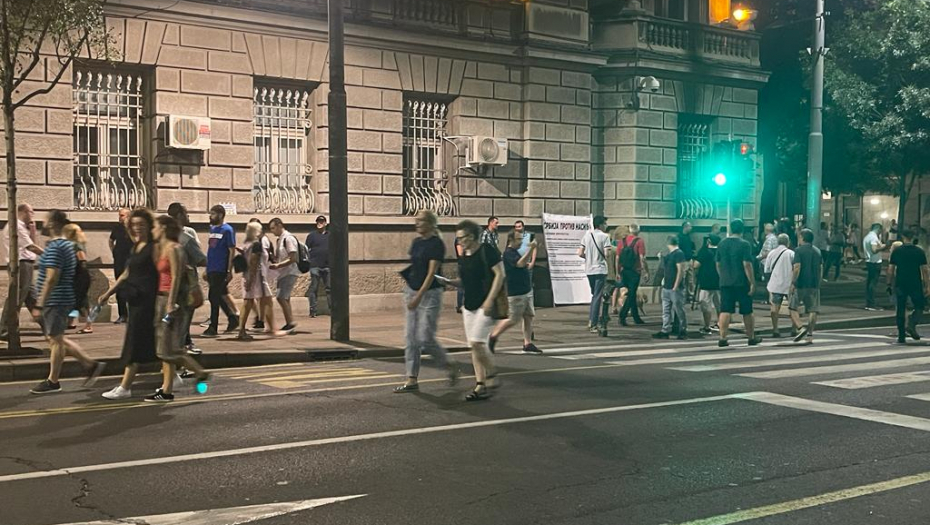 ZAVRŠEN 16. POLITIČKI PROTEST U BEOGRADU Pilo se pivo, izbila burna rasprava, pa na kraju šetnja do Predsedništva (FOTO/VIDEO)