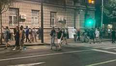 ZAVRŠEN 16. POLITIČKI PROTEST U BEOGRADU Pilo se pivo, izbila burna rasprava, pa na kraju šetnja do Predsedništva (FOTO/VIDEO)