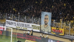 SLIKA TRAGIČNO NASTRADALOG MIHALISA PREKO CELE TRIBINE Grci se emotivno oprostili od ubijenog navijača (VIDEO)