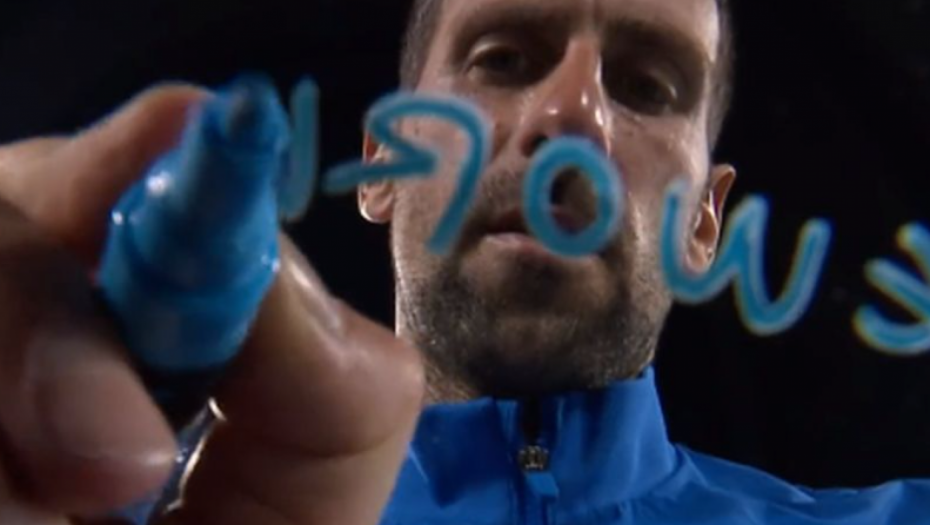 JAKA PORUKA ZA PROTIVNIKA Evo šta je Novak napisao na kameri pred finalni meč sa Alkarazom