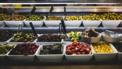 APSURDNA SLIKA IZ SRPSKOG MARKETA Ovo samo kod nas ima, prodaju nam masline u suncokretovom ulju