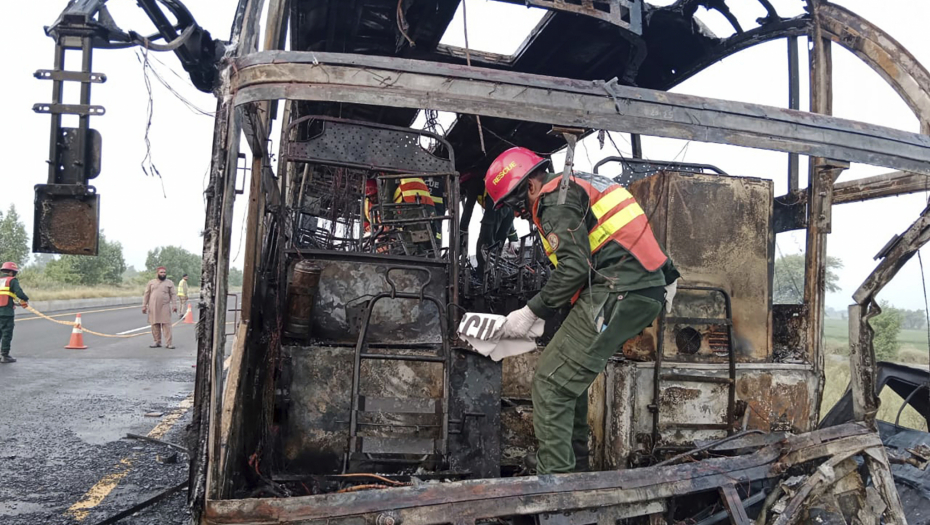 STRAVIČNA TRAGEDIJA Najmanje 18 poginulih, 16 povređeno posle sudara autobusa i kombija (FOTO)