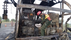 STRAVIČNA TRAGEDIJA Najmanje 18 poginulih, 16 povređeno posle sudara autobusa i kombija (FOTO)