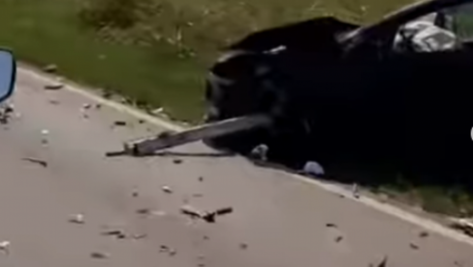 DELOVI VOZILA RASUTI PO PUTU Saobraćajna nesreća u Sremčici (VIDEO)
