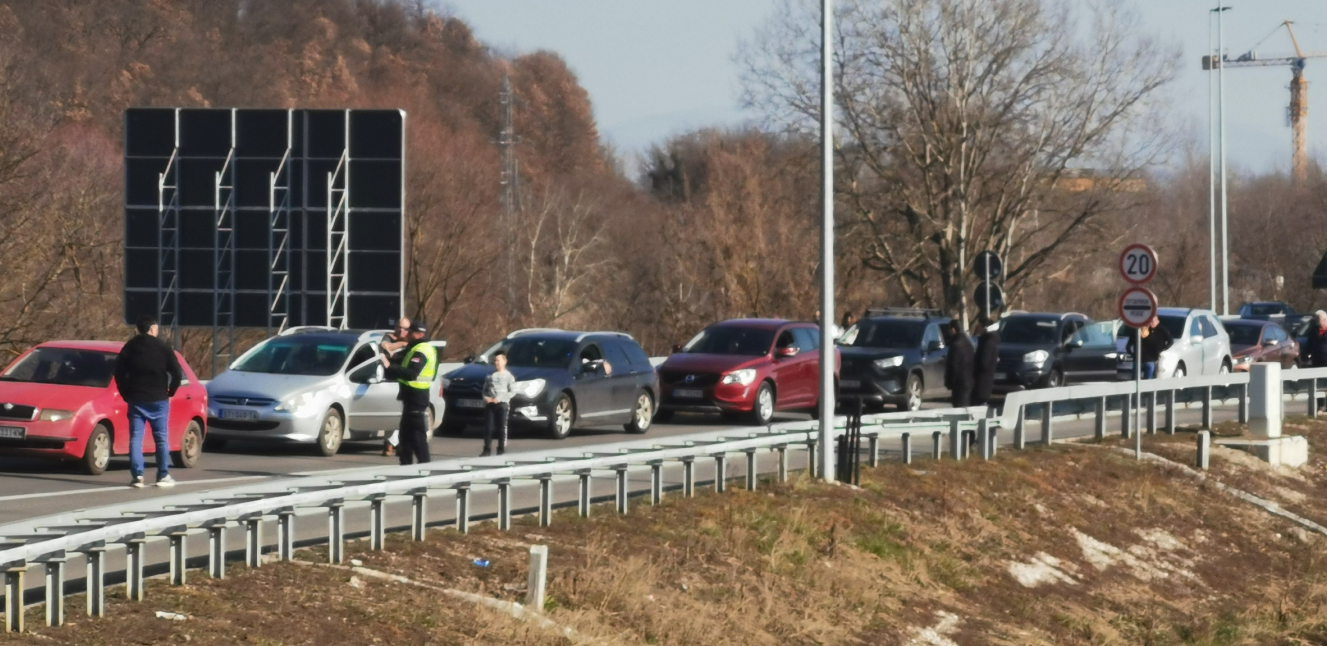 TERETNJACI NA BATROVCIMA ČEKAJU PO ŠEST SATI! Na pojedinim putnim pravcima OBUSTAVA saobraćaja!
