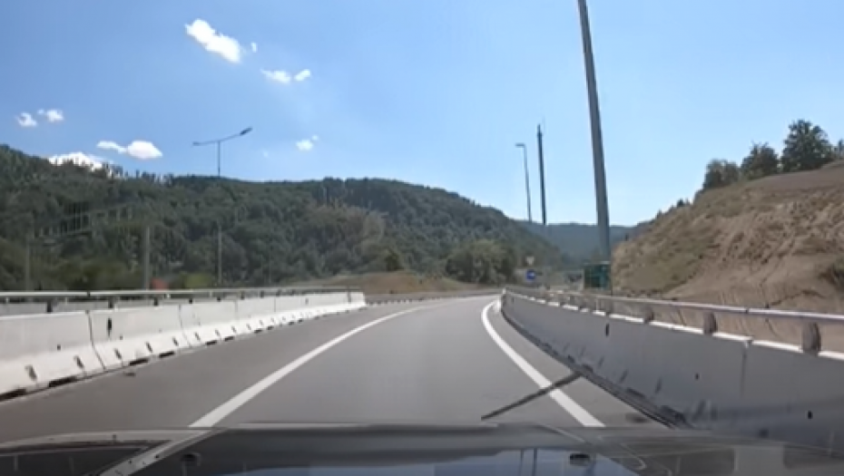 SRPKINJI POZLILO DOK JE PUTOVALA ZA GRČKU, MUŽ OČAJNIČKI MOLIO ZA POMOĆ! Deca su plakala, a onda se pojavio "anđeo čuvar"