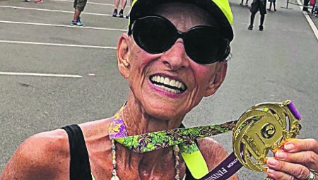 Vitalna bakica (93) je najstarija žena na svetu koja je istrčala maraton i ne planira da stane