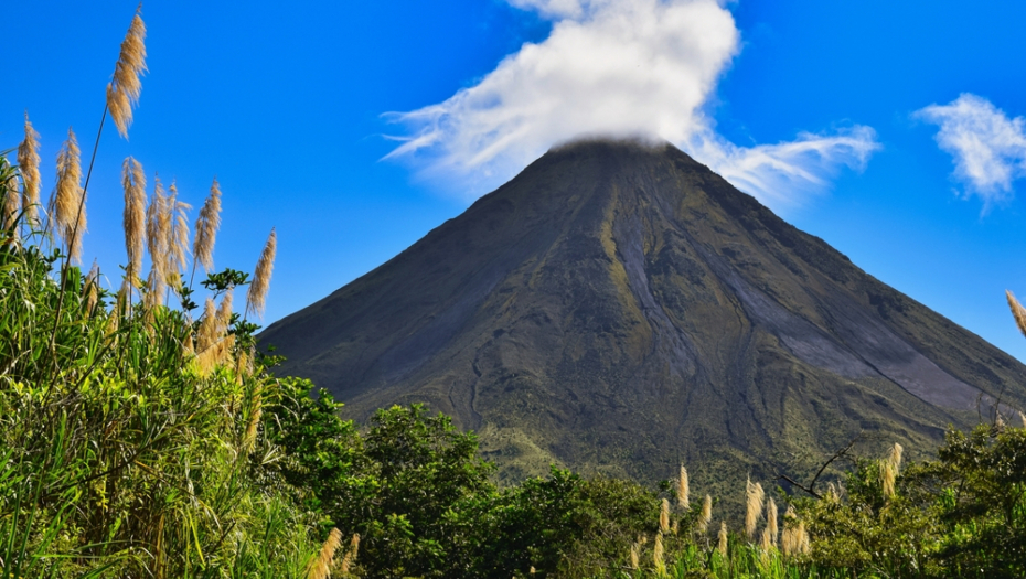 OVAJ SPEKTAKULARAN SNIMAK MUNJA ĆE VAS ZAPANJITI Poput pauka kao da sevaju iz samog vulkana (VIDEO)
