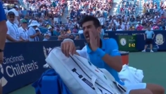 NOVAK SE OPASNO IZNERVIRAO Đoković pogledao ka svom timu i uzviknuo samo jednu reč (VIDEO)