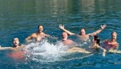 KAO PRAVA PORODICA Glumci otišli na zejedničko putovanje, pa se opsutili, ovaj prizor je nasmejao sve (FOTO)