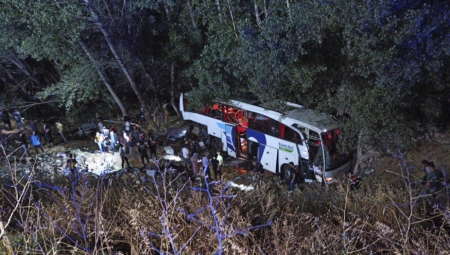 POGINULO 12 PUTNIKA Stravična autobuska nesreća u Turskoj (FOTO)