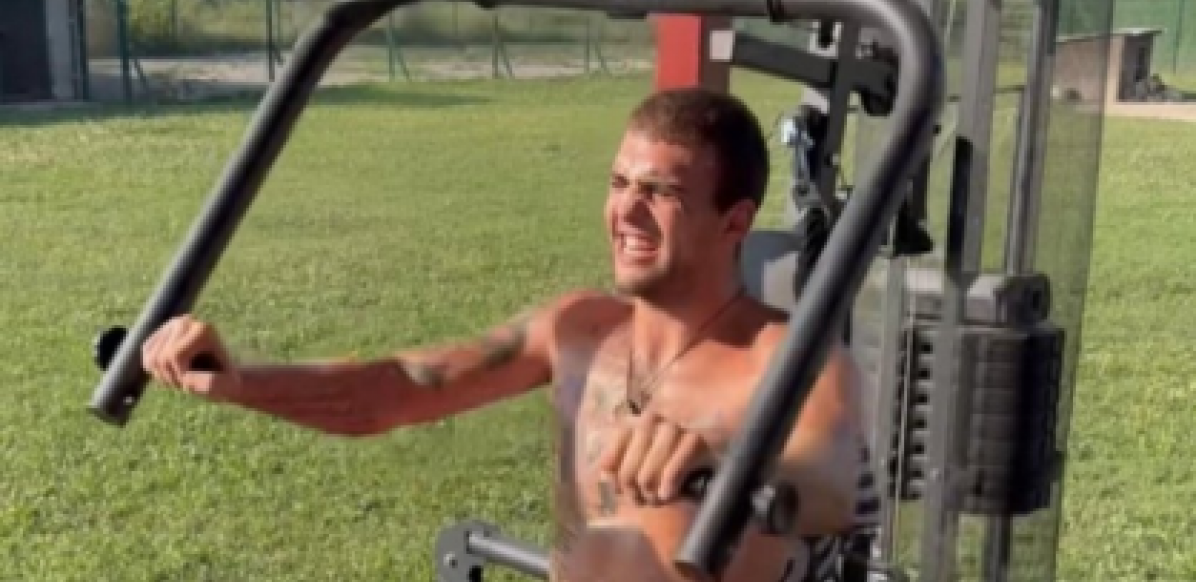 POKAZAO ČIME RASPOLAŽE! Skinuo se Veljko Ražnatović pa zamislio da je Roki Balboa, oduševio pratioce na društvenim mrežama! (FOTO)