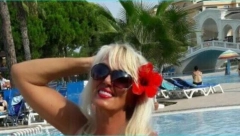 NE UZIMAJ VIŠE MIKROFON U RUKE: Našu pevačicu razapeli na mrežama, javnost zgrožena njenim pevanjem!