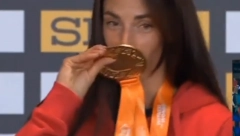 PREKRSTILA SE I POLJUBILA MEDALJU Ivana dostojanstveno uz himnu primila zlatno odličje (VIDEO)