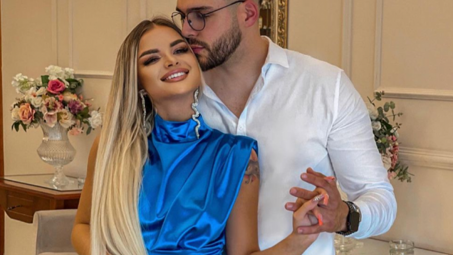 DRUGARICE JE UBEDILE! Anja Todorović pokazala tek urađene silikone iz bolničkog kreveta! (FOTO)