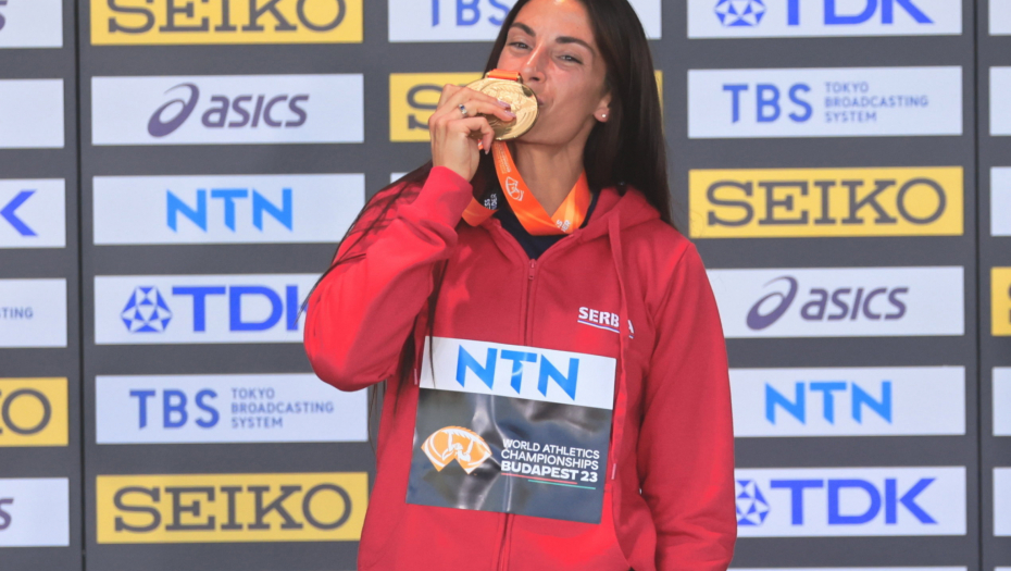 EMOTIVNA PORUKA ZLATNE IVANE Vuleta se okitila zlatom, pa iz Budimpešte poručila ovo (FOTO)