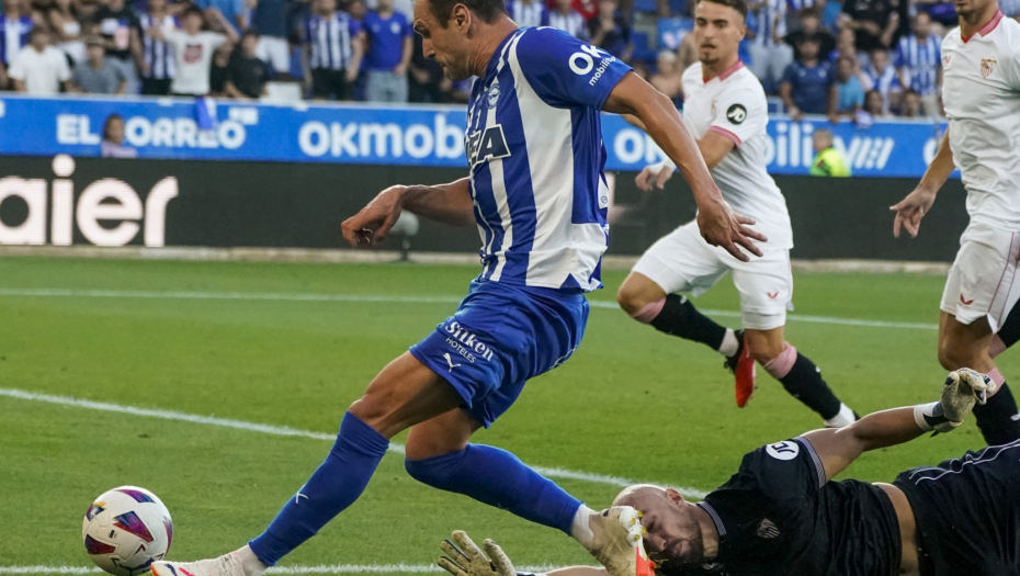 DMITROVIĆ ČAK ČETIRI PUTA VADIO LOPTU IZ MREŽE Sevilja se još nije opravila od poraza u Superkupu