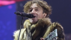 PEVAČI ĆE SE OPARITI NA DOČEKU SRPSKE NOVE Ovaj grad će izdvojiti basnoslovnu cifru za Bregu, a ona će pevati za smešne pare!