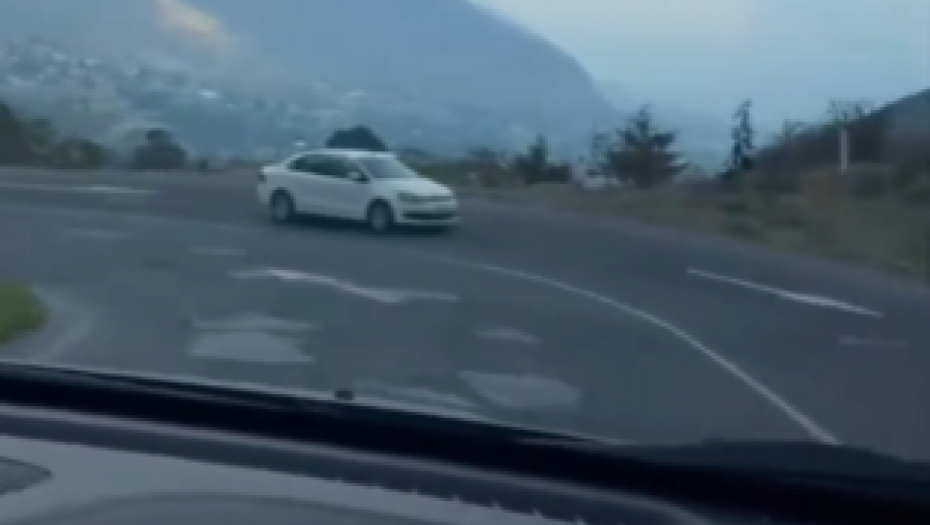 "KAKO SE NOĆU NEKO SNAĐE A DA NE POGINE OVDE?" Ljudi šokirani snimkom, nikome nije jasno kako se vozi ovim putem (VIDEO)