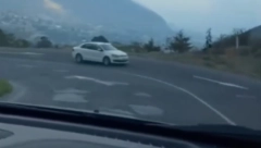 "KAKO SE NOĆU NEKO SNAĐE A DA NE POGINE OVDE?" Ljudi šokirani snimkom, nikome nije jasno kako se vozi ovim putem (VIDEO)
