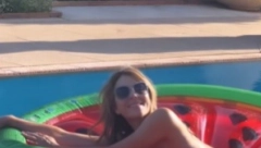 ZUMIRAĆETE OVU FOTKU SIGURNO Poznata glumica uskoro puni 60 godina i slikala se potpuno gola na dušeku, telo joj je kao izvajano