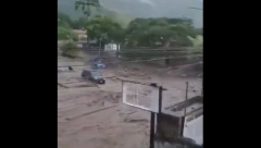 POPLAVE RAZORILE ZEMLJU: 30.000 evakuisano, ima mrtvih (VIDEO)