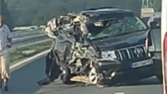 JEZIV UDES KOD OBRENOVCA Automobil smrskan, od silene udara guma odletela 50 metara (VIDEO)