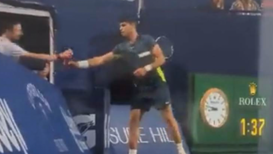 OVO NISTE MOGLI DA VIDITE U PRENOSU Đokovića su svi napali zbog čarobnog napitka, a pogledajte šta je Alkaraz uradio, svi se prave da to nisu videli (VIDEO)