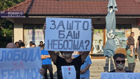 PROTEST SRBA U LEPOSAVIĆU Okupili se u znak podrške uhapšenom Nebojši Virijeviću (FOTO)