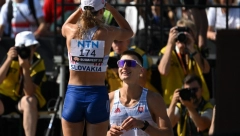 NAJLEPŠA SCENA IZ SVETA SPORTA Slovački trkač zaprostio devojku na cilju (VIDEO)