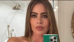 SOFIJA VERGARA NE SKIDA OSMEH SA LICA Zablistala u beloj odevnoj kombinaciji, teški dani su iza nje