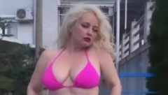 POTPUNA DOMINACIJA U BIKINIJU Maja Nikolić prošetala roze kupaći, pevačica uživa u koktelima