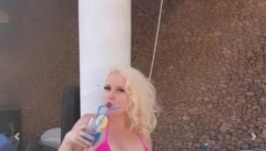 POMAMILA SE NA KRAJU LETA Maja Nikolić vileni u vatreno crvenom bikiniju VIDEO