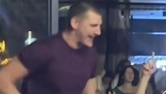 GDE JE FEŠTA, TU JE I "DŽOKER" Urnebesan snimak zapalio mreže: Jokić zaustavio saobraćaj zbog trubača, pa zaigrao nasred ulice (VIDEO)