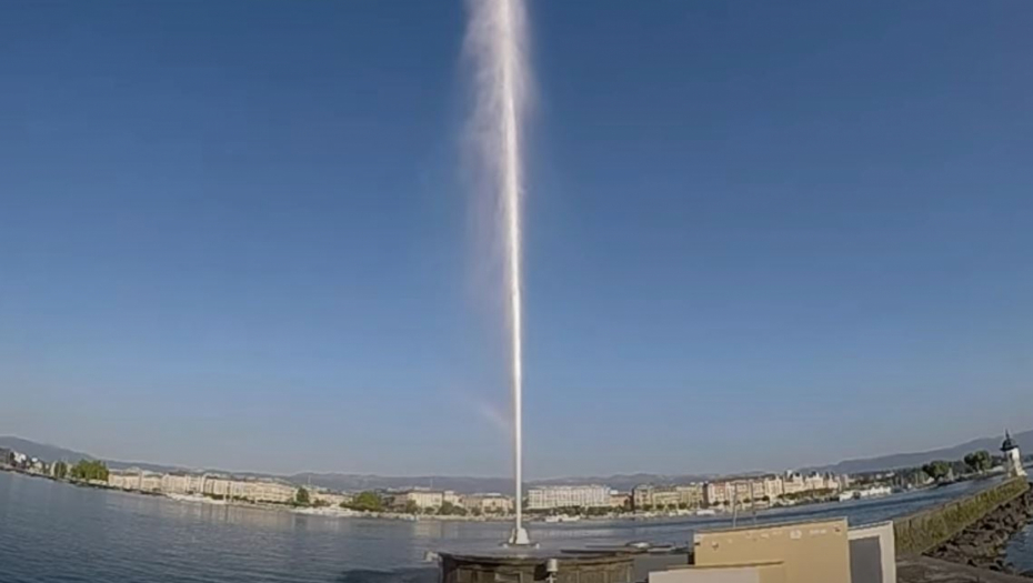 ODLETEO U VAZDUH, PA SE RAZBIO O BETON Ludi Švajcarac pokušao da zagrli džinovsku fontanu, a onda je krenuo u nebo!