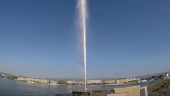 ODLETEO U VAZDUH, PA SE RAZBIO O BETON Ludi Švajcarac pokušao da zagrli džinovsku fontanu, a onda je krenuo u nebo!