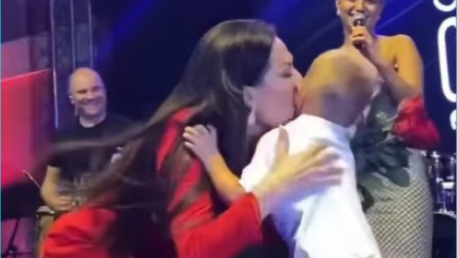 IZAŠAO NA BINU I DAO JOJ POKLON Mali Željko iznenadio Cecu na koncertu u Somboru (FOTO)