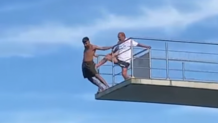 SPASILAC NA BAZENU BRUTALNO GURNUO MLADIĆA SA SKAKAONICE Pao sa 10 metara visine, svi u čudu dele snimak na mrežama (VIDEO)