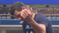 ĐOKOVIĆ POKAZAO KAKAV JE ŠOUMEN Nole dobio pitanje od novinarke, a onda odgovorom doveo publiku do suza (VIDEO)